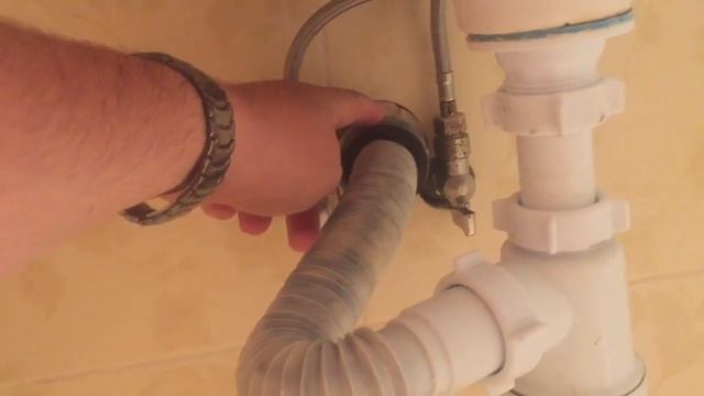 Запах Канализации В Доме, Возможно Причина В Этом смотреть онлайн