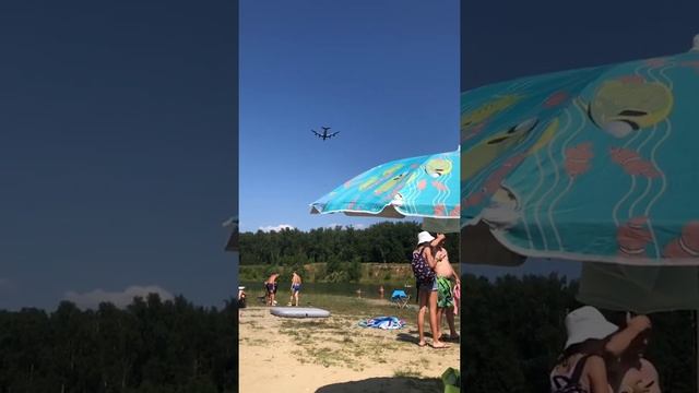 Самолёт очень низко летит над карьером смотреть онлайн