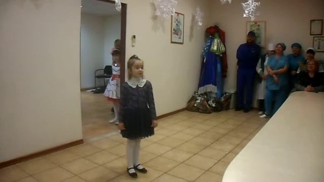 Песня "Наша елка" поет Эмилия, 28.12.2016 г. Макеевка смотреть онлайн