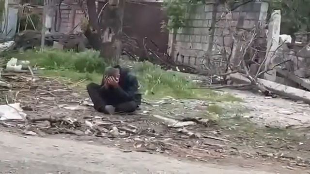 Плачущий Мужчина на обочине разрушенного Мариуполя. смотреть онлайн