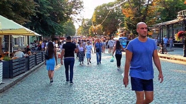 Одесса, Дерибасовская, летние развечения / Odessa, Deribasovskaya street, summer смотреть онлайн