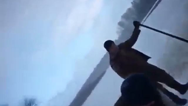 Первый лед не выдержал УАЗ Ушла тачка под воду смотреть онлайн