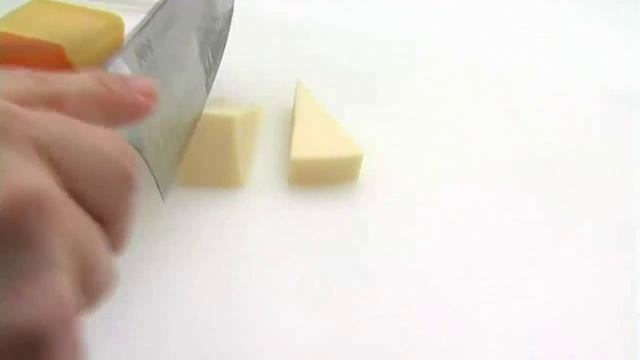 Фрукты и сыр на шпажках.