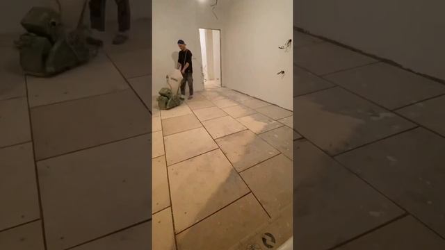 Шлифуем фанеру в старой квартире