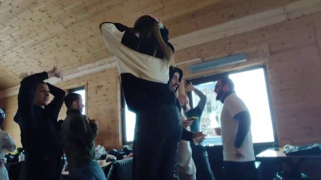 Нравятся мне танцы в горнолыжных ботинках!!?? Гудаури. Февраль 2023 ? après-ski смотреть онлайн