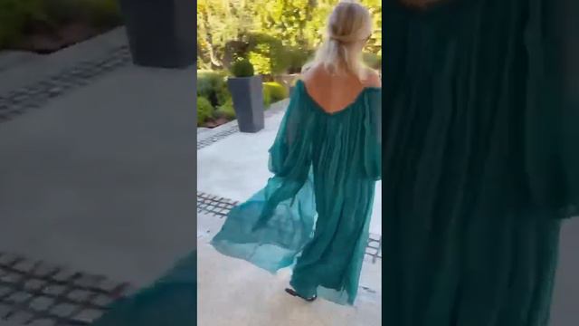 Изумрудный цвет ,один из любимых у Юлии Яниной .. А платье ,конечно-#YANINA Couture 💃❤️ смотреть онлайн