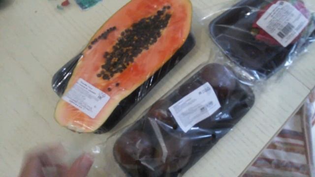 Купили маракуйю, питахайю (драконий фрукт) и папайю. смотреть онлайн