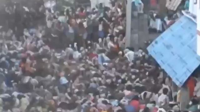 Индия. Праздник. Забрасывание навозом...Жесть смотреть онлайн