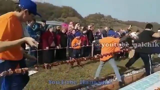 В КБР приготовили самый длинный в мире шашлык!) Длина шампура достигала 213 метров! ? 200 кг. мяса. смотреть онлайн