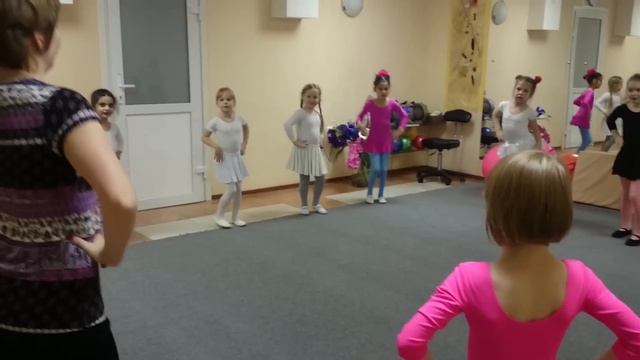 Разминка в танцевальной студии "Тип топ" смотреть онлайн