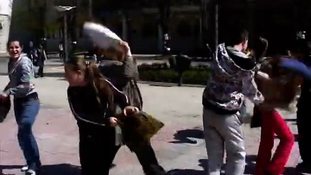 International Pillow Fight Day 2010 in Kraljevo, Serbia смотреть онлайн