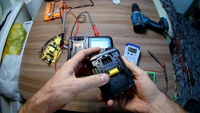 Зарядное и аккумулятор с AliExpress смотреть онлайн