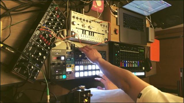 Behringer Model D + Behringer TD-3 Indie Dance Jam смотреть онлайн
