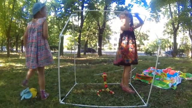 Змея Зина на природе руководит строительством домика. Гуляем в парке имени Горького смотреть онлайн