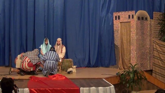 Пастухи увидели младенца Иисуса, лежащего в яслях. смотреть онлайн