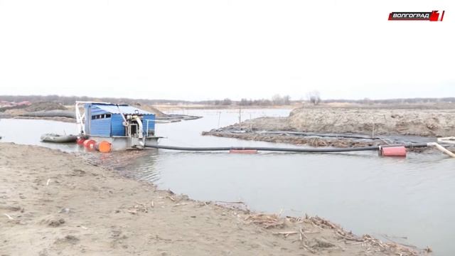 В ВОЛГО-АХТУБИНСКОЙ ПОЙМЕ ВОССТАНАВЛИВАЮТ ЕРИКИ И ОЗЕРА смотреть онлайн