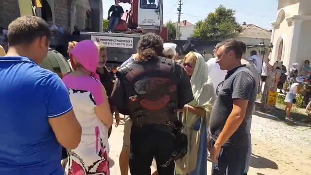На крестовоздвижение в день памяти Святых Царственных Страстотерпцев люди благодарили Ночных Волков смотреть онлайн