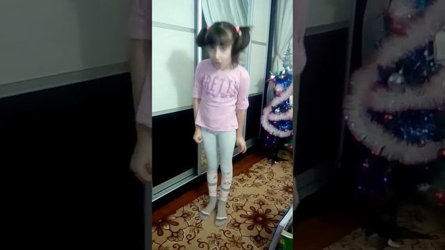 Смешно и интересно) Девочка так эмоционально рассказывает стих))) смотреть онлайн