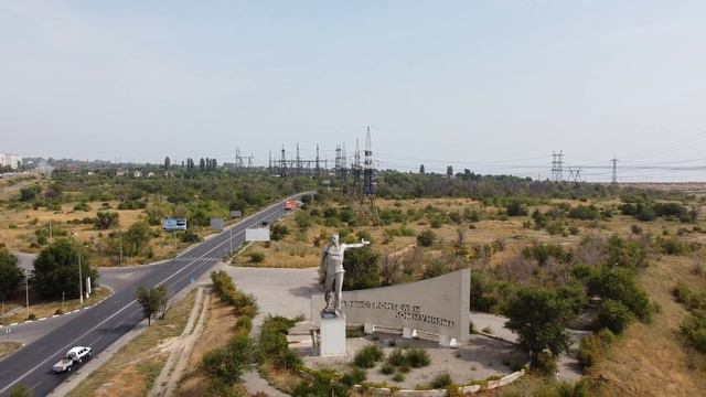 Памятник гидростроителям. Волгоград. Съемка сверху. смотреть онлайн