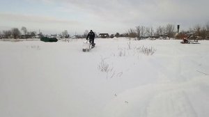 Мотобуксировщик на склизах форсирует пухляк