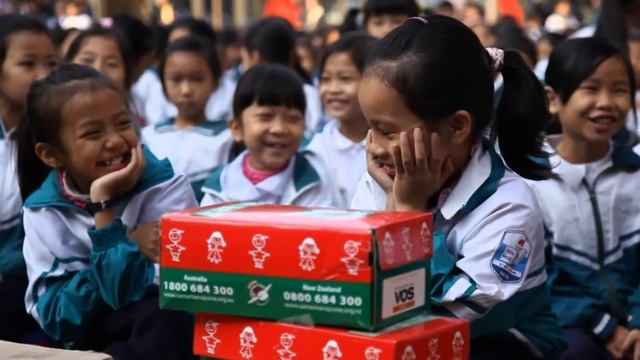 Школьник отправил бедной девочке из Филиппин подарок, и через 13 лет она стала его женой... смотреть онлайн