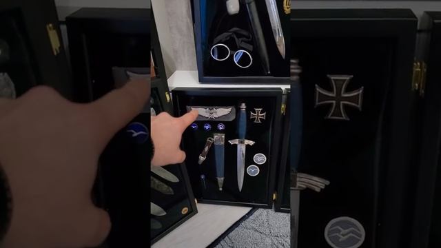 Дома у клиента оформляем коллекцию кортиков и штыков. Делать полный обзор? смотреть онлайн