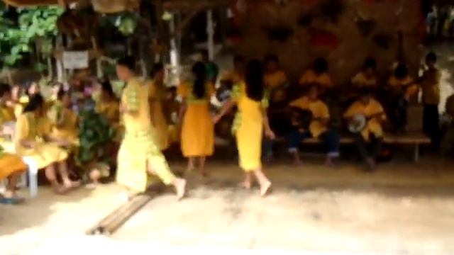 Как встречают гостей на о.Бохол. Опасные приспособления для танца ! (в конце видео) смотреть онлайн
