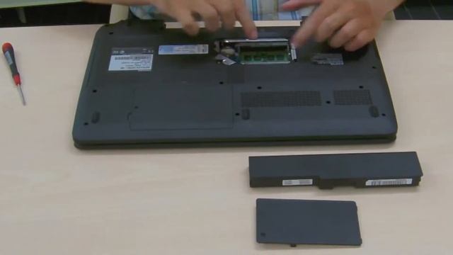 Toshiba Série C670: Remplacement d'un module mémoire смотреть онлайн