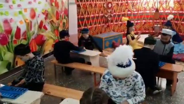 В рамках празднования Наурыз прошла национальная игра Төғызқұмалақ среди учащихся смотреть онлайн