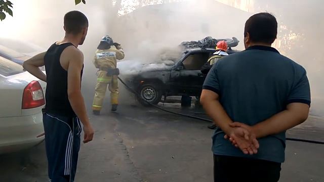 Горит брошенный автомобиль возле дома 3 на ул. Беловежская. смотреть онлайн