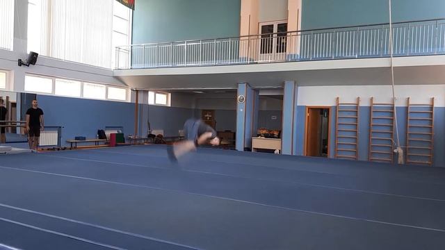 Юра Чижов акробатические сборы в октябре. Школа акробатики 1 смотреть онлайн