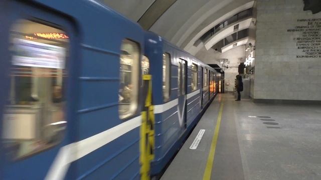 Метропоезд 81-717 (ЛВЗ) (Номерной) (№8898 - №????) М 218 смотреть онлайн