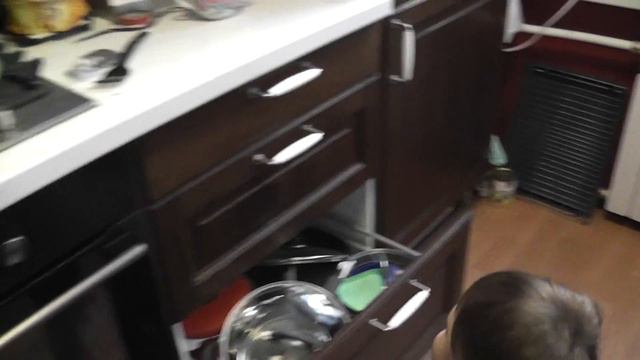 Мамина помошница разбирает посудомойку смотреть онлайн