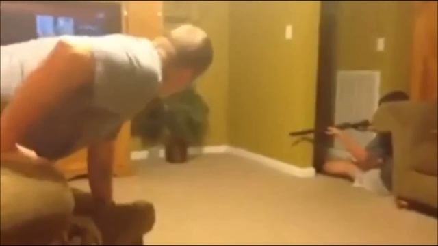 Boy Trying to Shoot a Mouse Epic Fail смотреть онлайн