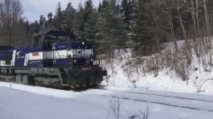 Тепловоз едет с вагоном теплушкой