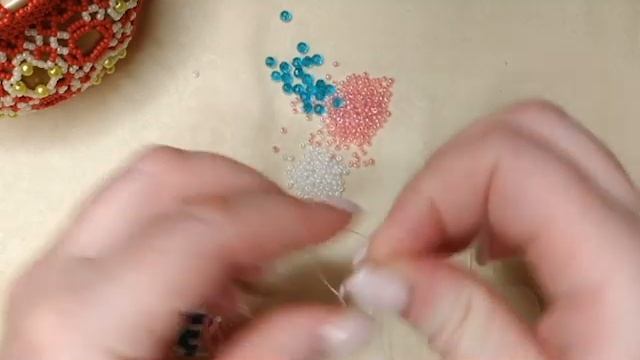 Новогодний шарик, оплетенный бисером смотреть онлайн