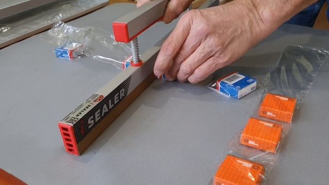Упаковка маленьких предметов в ПОФ плёнку с помощью ручного запайщика iSealer смотреть онлайн