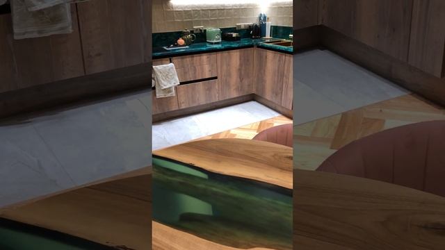 Видео отзыв стол из эпоксидной смолы и массива ореха 110 см смотреть онлайн