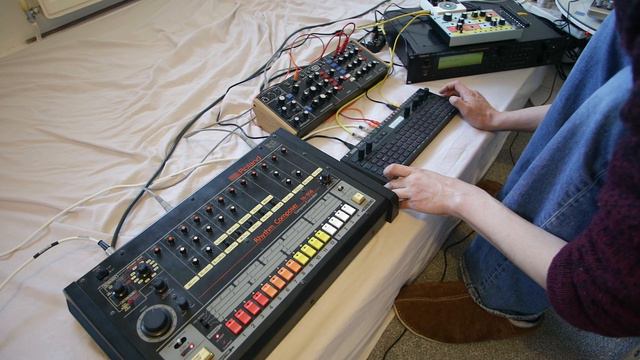 Old meets new : TR-808 vs Korg SQ-64 смотреть онлайн