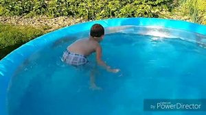 Егор купаться в бассейне.Очень холодная вода......