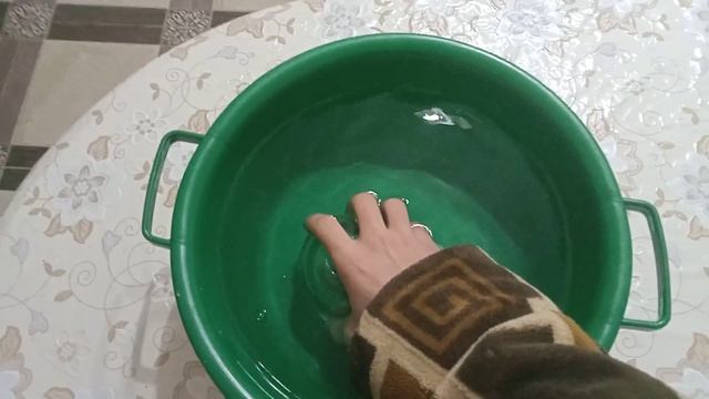 утопил воду в тазике с водой, за просто так, потому что. смотреть онлайн