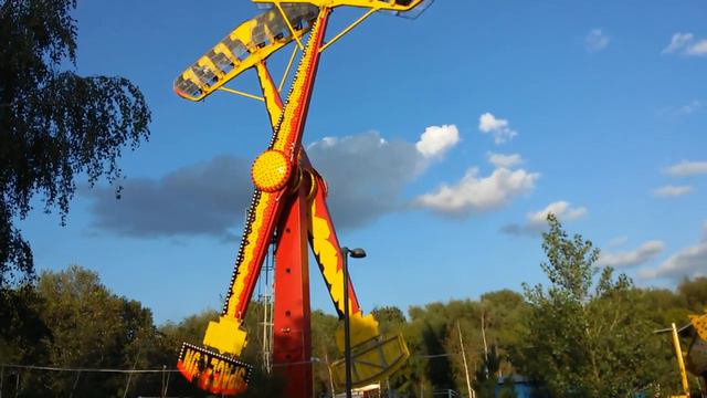 Головокружительный аттракцион "Мельница" в парке смотреть онлайн