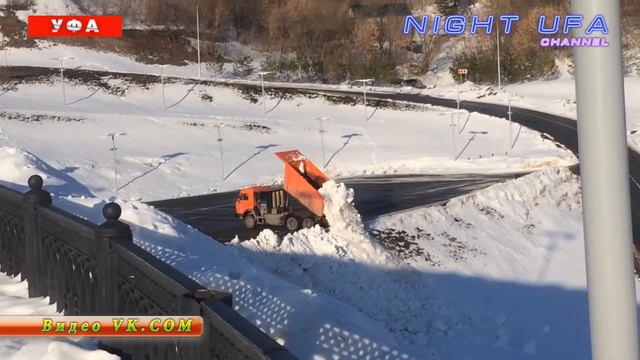 Уфимские коммунальщики сваливают снег на берег реки Белой. смотреть онлайн