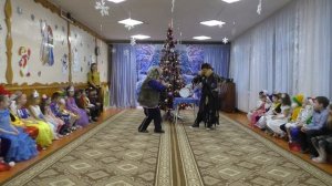 Появление Бабы Яги и Лешего. Новогодний утренник "Волшебные часы".