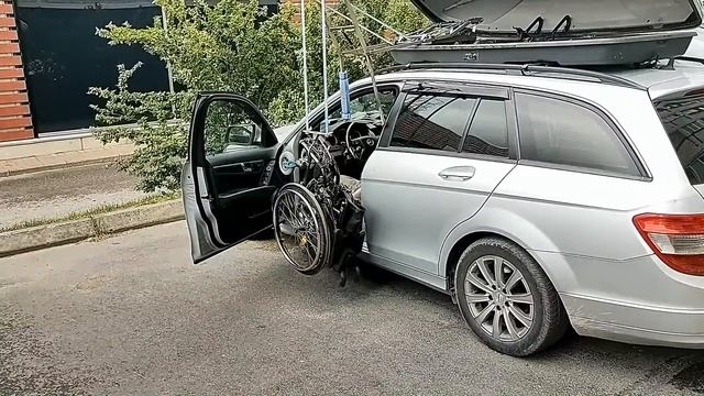 Погрузка инвалидной коляски на крышу машины. смотреть онлайн