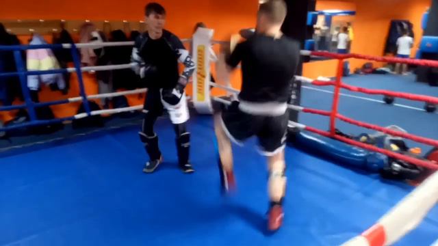 У нас занимаются люди любого возраста. Работа в ринге. Лёгкие накидки. Минимум травм. смотреть онлайн