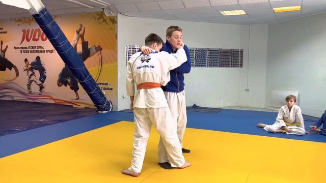 Дзюдо ск «Азия» группа 11 - 15 лет отработка ситуации право на право, (контролирующий захват) смотреть онлайн