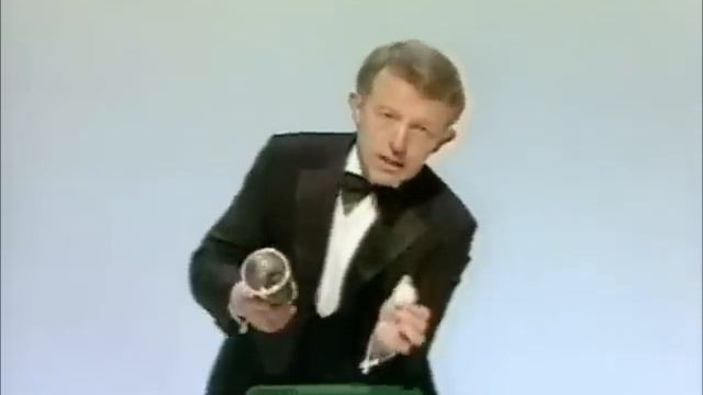Пол Дэниелс(Paul Daniels) - Игра с кубком (The Chop Cup) смотреть онлайн