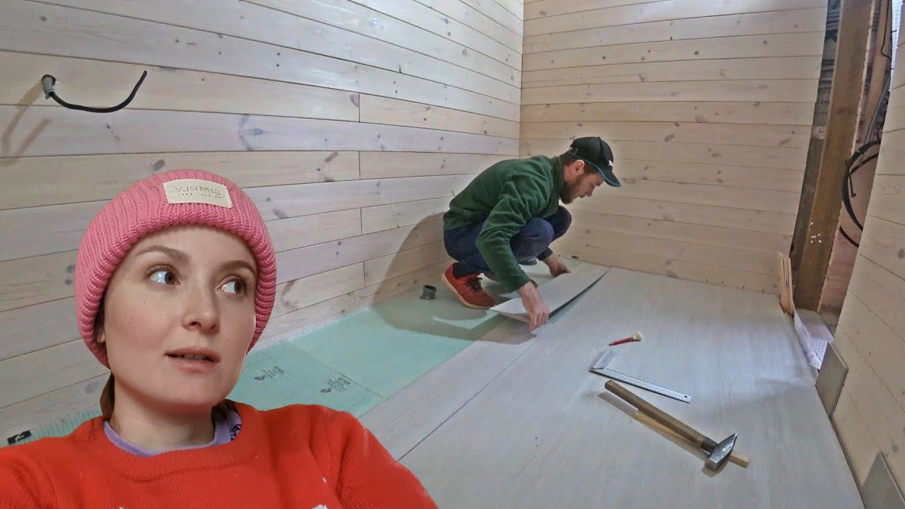 Строим дом своими руками. Сделали полы в ванной и потолок. Гардеробная система смотреть онлайн