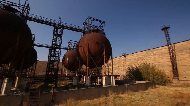 Стальные яйца Армении \ Заброшенный нефтехимический завод Ереван смотреть онлайн